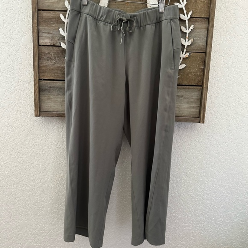 Lululemon on the fly pants pull on ladies size 8 green